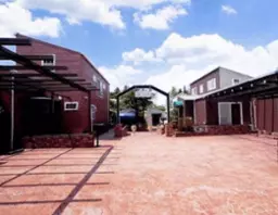 聖蹟桜ヶ丘駅 徒歩28分、バス 6分 上麻生連光寺線沿い 多摩市の戸建店舗4棟のミニモール 【飲食可】