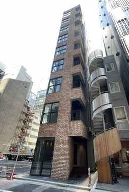 銀座ガス灯通り沿い新築店舗です！銀座駅・有楽町駅・銀座一丁目駅の各駅から徒歩圏内にあり、アクセス良好です！外観