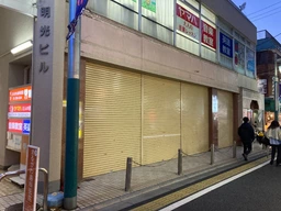 千歳烏山駅徒歩1分!商店街沿いの1階路面店!間口12m!外観