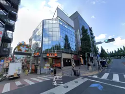 原宿駅目の前!竹下通り入り口の角ビルテナントが出ました!前テナントカフェ。軽飲食、サービス、物販に最適です【重飲食不可】外観