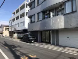 ■扇大橋駅 徒歩19分、車 6分、バス停 本⽊新道 停歩1分 現況:その他 その他居抜きなど物件 【飲食不可】外観