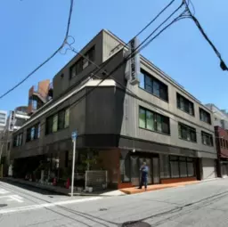 北浜駅 徒歩5分 若松町通沿い角ビル 1F〈103区画〉スケルトン物件 【軽飲食可】外観