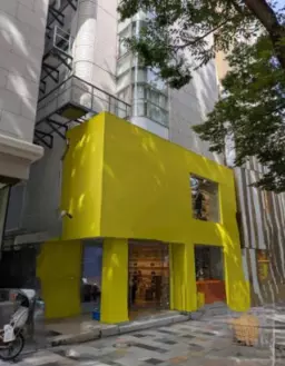 原宿駅3分、明治神宮駅目の前!表参道通りに面した地下一階30坪テナント!物販、サービスに最適です!【飲食不可】外観