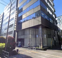 新宿三丁目駅 徒歩3分 明治通り沿い 1F事務所仕様物件【軽飲食可】外観