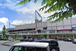 【　駅中商業施設　改札横　】　駅ビル内の改札横区画にて人の流れ多しです！