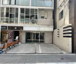 心斎橋駅 徒歩5分 鰻谷北通り路面店 1F〈西区画〉スケルトン物件 【軽飲食可】外観