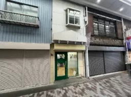 いつも賑やかな⻄小山駅前商店街(アーケード)の1階〜2階物件です!外観