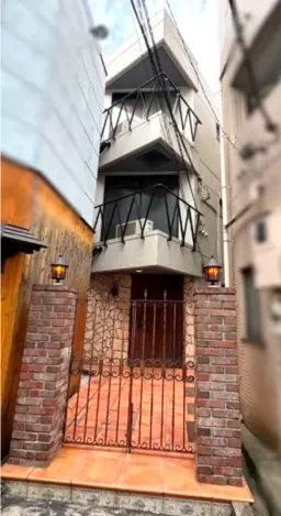 広尾駅 徒歩9分 1-2階:ワインバー 3階:事務所 居抜き 西麻布交差点近く! ※分割貸し可外観