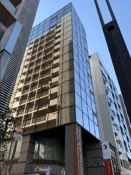 新宿通り沿いの角地で明るく開放感のあるフロアです！外観