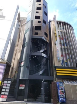新宿駅 徒歩3分 スケルトン物件外観