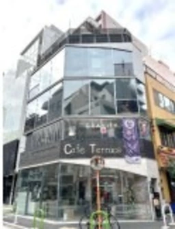 【HS0811】麻布十番駅徒歩1分。BAR、ペット関連相談可能！B1階1階の二区画。ガラス張り。外観