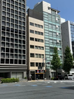 浜松町駅 徒歩6分 第一京浜沿いで視認性両行の明るい室内の貸室です。外観