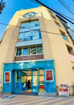 《パティオ十番》正面の好立地麻布十番商店街至近物販店のアンテナショップに最適です（目安賃料：1,422,960円）外観