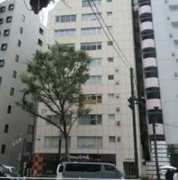 新宿三丁目駅 徒歩1分 新宿通り・御苑大通り角地 2Fスケルトン物件 【飲食不可】外観