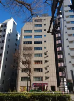 新宿三丁目駅 徒歩1分 新宿通り・御苑大通り角地 2Fスケルトン物件 【飲食不可】外観