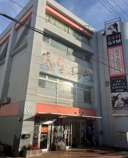 【HS0821】八王子駅徒歩1分。元24時間ジム。賃料865,700円。水道光熱費275,000円。駐車場45台。外観