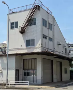 新子安駅徒歩13分、大型自動シャッター付きの1棟物件です!外観