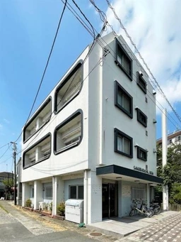 マンション1階・2方向出入口あり・旧耐震基準外観