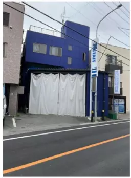 朝霞駅徒歩圏内の大型倉庫です♪1Fにトラックを入れて荷捌きが可能。業種等お気軽にご相談下さい!!外観