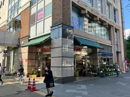 伊丹駅前の老舗スーパー正面入り口入って直ぐです。視認性が高い立地です!外観