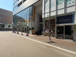 【2025年12月退去】鶴川駅 徒歩2分 現況:酒屋店退去済 ※飲食可（塾・弁当・焼き鳥は不可）外観