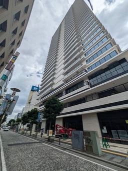 2025年11月竣工予定。湘南エリアでも特に人気の高い辻堂駅から直結。タワーマンションの1階テナント部分。