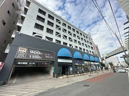 仲通り商店街に近い大型テナントビル。青色のR型テントがシンボリックな視認性の高い建物です。2階エントランスリニューアル済