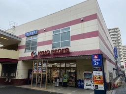 京王線・JR中央線「高尾」駅改札前、2Fは改札前からペデストリアンデッキで繋がる外観