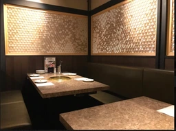 焼肉店居抜き!六本木駅徒歩4分!六本木通りに面し、 六本木ヒルズへ徒歩1分 黒御影石貼りのハイグレードビル!外観