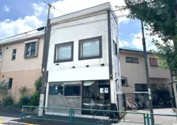 <視認性良好>世田谷通り沿い!内階段の1階・2階一棟貸し物件(狛江駅徒歩6分)建物外壁全部が看板として使えます外観