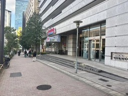 路面・物販区画・天井高約3.5ｍ　※飲食不可外観