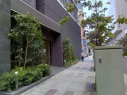 商店街と住宅エリアをつなぐポイントになります。1階外向け店舗で向かいに食品スーパー「ダイエー」あり。