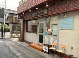 駅徒歩1分の路面角地物件外観