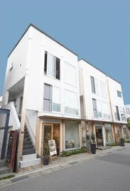 小町通りと今小路を結ぶ通りに面する天井高のある店舗・事務所物件外観