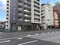 外苑東通り沿い、元コンビニ・重飲食不可外観