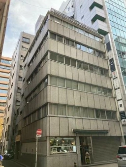 銀座一丁目駅 11番出口から徒歩2分/昭和通りすぐ近く/前道路パーキングメーターあり【飲食不可】外観