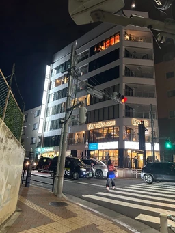 つつじ通りと職安通りの角地の為、立地良好!カラオケバー、スナック等、エステに最適!外観