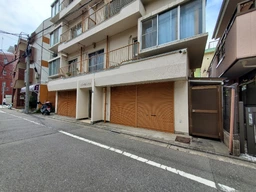 約9.12坪/東中野駅歩9分・大久保駅徒歩11分/1階路面店舗・事務所・倉庫/飲食不可(食物販相談可)/北柏木公園目の前外観