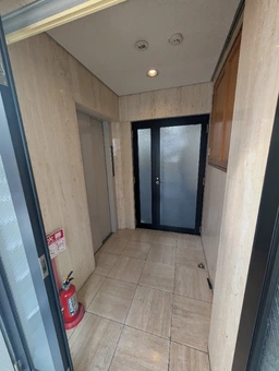 トアロードに面するテナントビル外観