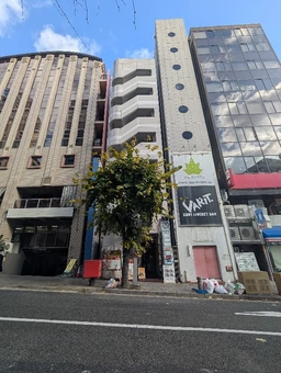 トアロードに面するテナントビル｜美容系サロンにオススメの好立地外観