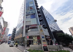 池袋駅東口徒歩5分!サンシャイン通り沿いの角地です!2階への専用階段あり!外観