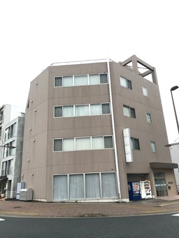 天井高約3m、飲食・レンタルスペースなど業種広く相談可外観