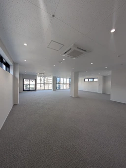 1フロア1貸室｜クリニック・美容サロン・オフィス・清潔感ある業態に適してます外観