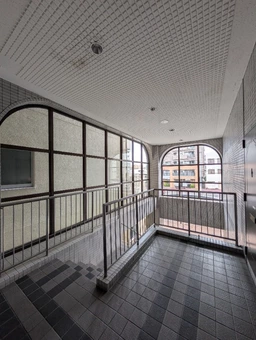 幹線道路に向けて窓が大きめの2階区画外観