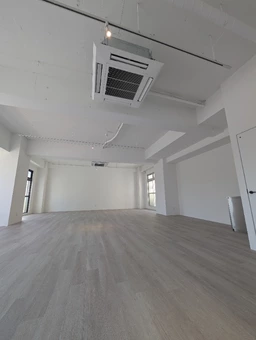 幹線道路に向けて窓が大きめ｜改装したキレイな室内外観