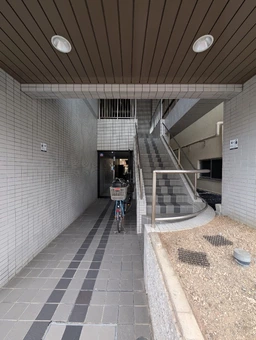 幹線道路に向けて窓が大きめの2階区画外観