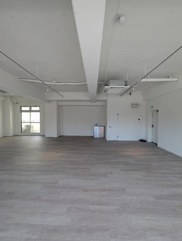 幹線道路に向けて窓が大きめの２階区画外観