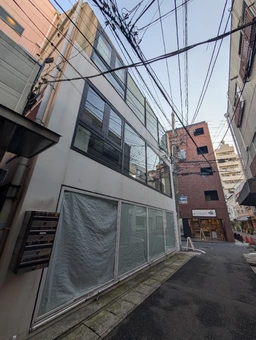 ガラス張り1F|裏通り「トアウエスト」外観