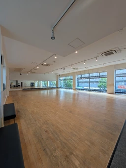 ガラス面が大きな2階区画|ダンススタジオ居抜き外観