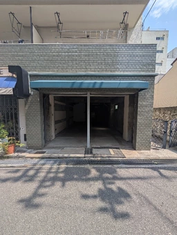 楠公さん近く|裏通り1F外観